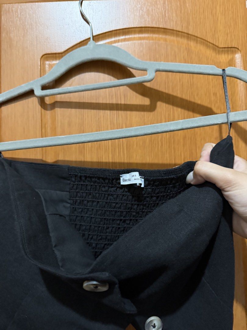Bershka Black Asymmetric Button Crop Top Size S (Category: Sleeveless) located in Muntinlupa City. Submitted by biancaagbscloset (Listing ID 1467513101, Image 2). Description: - Brand: Bershka - Size: S - Style: Strapless bandeau crop top with asymmetric front button-down design - Details: 4 light-colored buttons, smocked elastic back panel for a secure fit - Fabric: Lightweight and comfortable - Condition: Worn a couple of times, clean, and well