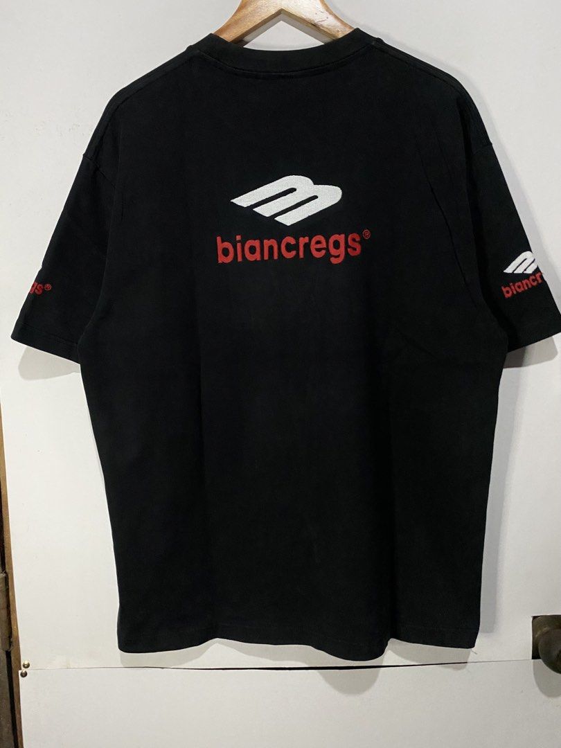 BIANCREGS TSHIRT (Category: Tshirts & Polo Shirts ) located in Jaen. Submitted by oshimamark58418 (Listing ID 1467549268, Image 2). Description: - Brand: BIANCREGS - Color: Black with white and red embroidery - Size: XL - Design: Bold logo embroidery on front, back, and sleeves - Style: Casual streetwear, comfortable for everyday wear.
