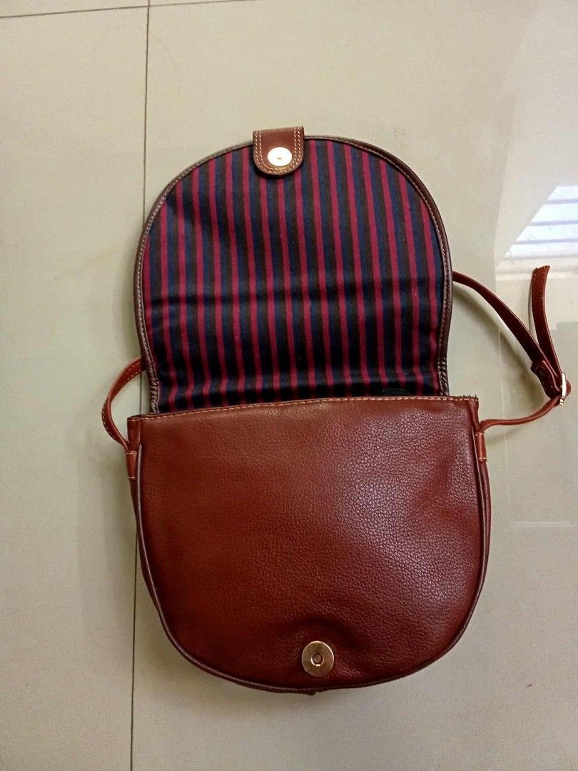Biasia Leather Kili Bag : good condition Php950. (Category: Vintage Collectibles) located in Taytay. Submitted by abeatrice77985 (Listing ID 1467363703, Image 3). Description: Biasia Leather Kili Bag : good condition Php950..