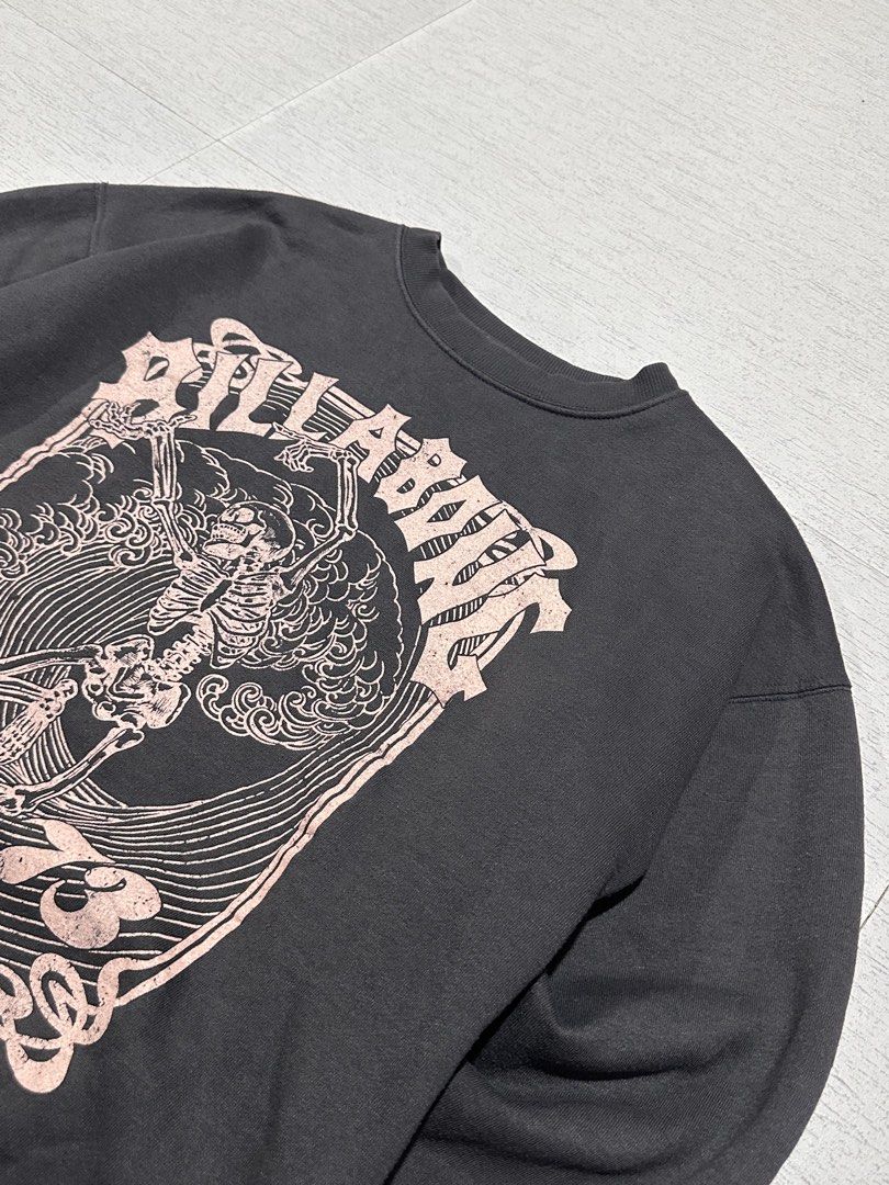 Billabong Let It Shine Skeleton Graphic Sweatshirt (Category: Coats, Jackets and Outerwear) located in La Trinidad. Submitted by christian_dutch (Listing ID 1467562667, Image 2). Description: - Brand: Billabong - Color: Dark grey with faded pink lettering - Size: Large (Standard fit) - Design: Large skeleton graphic on front with '1973' and 'Let It Shine' - Interior: Soft fleece lining for extra warmth and comfort - Details: Ribbed cuffs and hem 