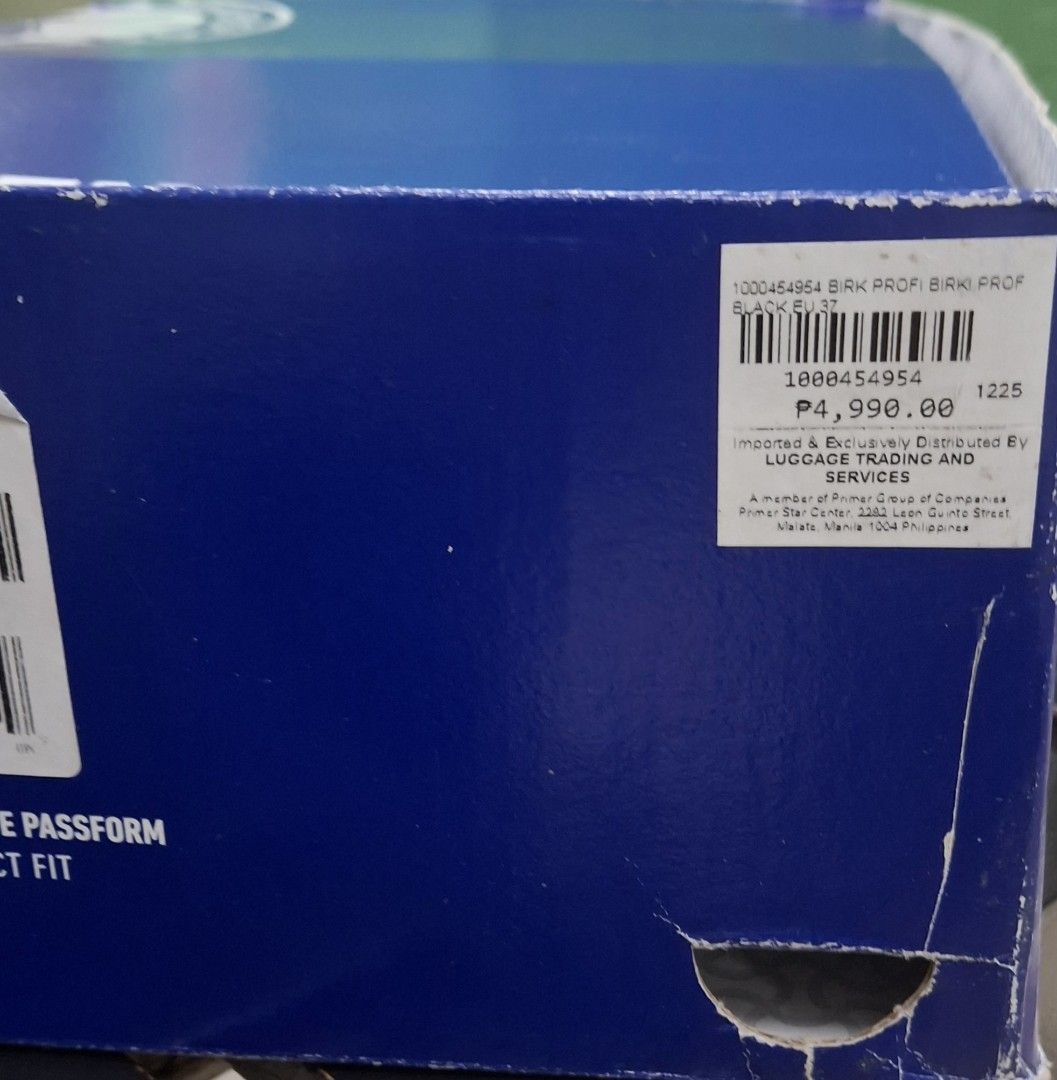 Birkenstock Black Clogs Size 37 (Category: Shoe inserts) located in Manila. Submitted by dani.xxo (Listing ID 1467501575, Image 2). Description: - Brand: Birkenstock - Color: Solid Black - Size: 37 EU (Regular fit) -Can fit 38-39 (I'm 39) - Heavy-duty, waterproof, and easy to wipe clean - Condition: Brand new in original shoebox. used only once..