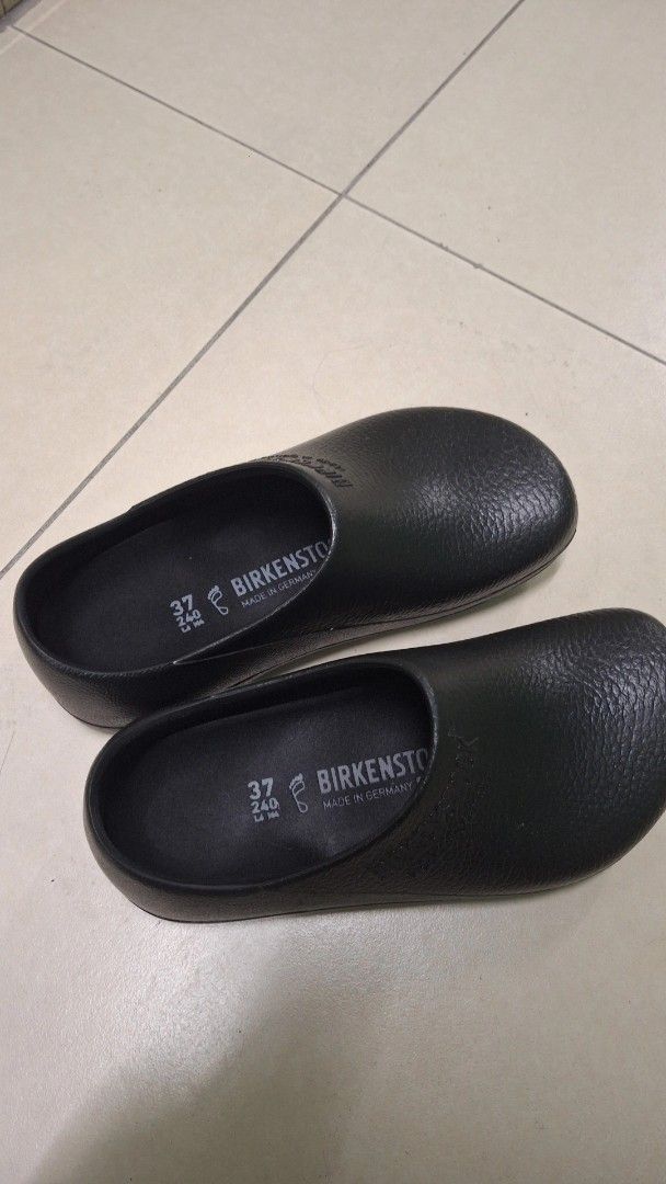 Birkenstock Black Clogs Size 37 (Category: Shoe inserts) located in Manila. Submitted by dani.xxo (Listing ID 1467501575, Image 1). Description: - Brand: Birkenstock - Color: Solid Black - Size: 37 EU (Regular fit) -Can fit 38-39 (I'm 39) - Heavy-duty, waterproof, and easy to wipe clean - Condition: Brand new in original shoebox. used only once..