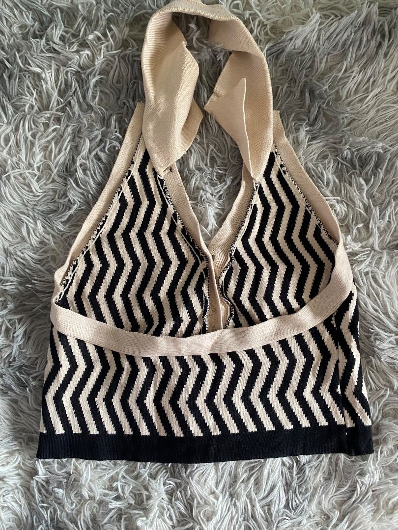 Black and Beige Zigzag Knit Halter Top (Category: Sleeveless) located in Caloocan City. Submitted by janaaaxo (Listing ID 1467486778, Image 2). Description: never been used! can fit to medium brought in shoope for 266 rfs: need for school funds payment method: gcash/bank transfer meetup place: las piñas/makati only.