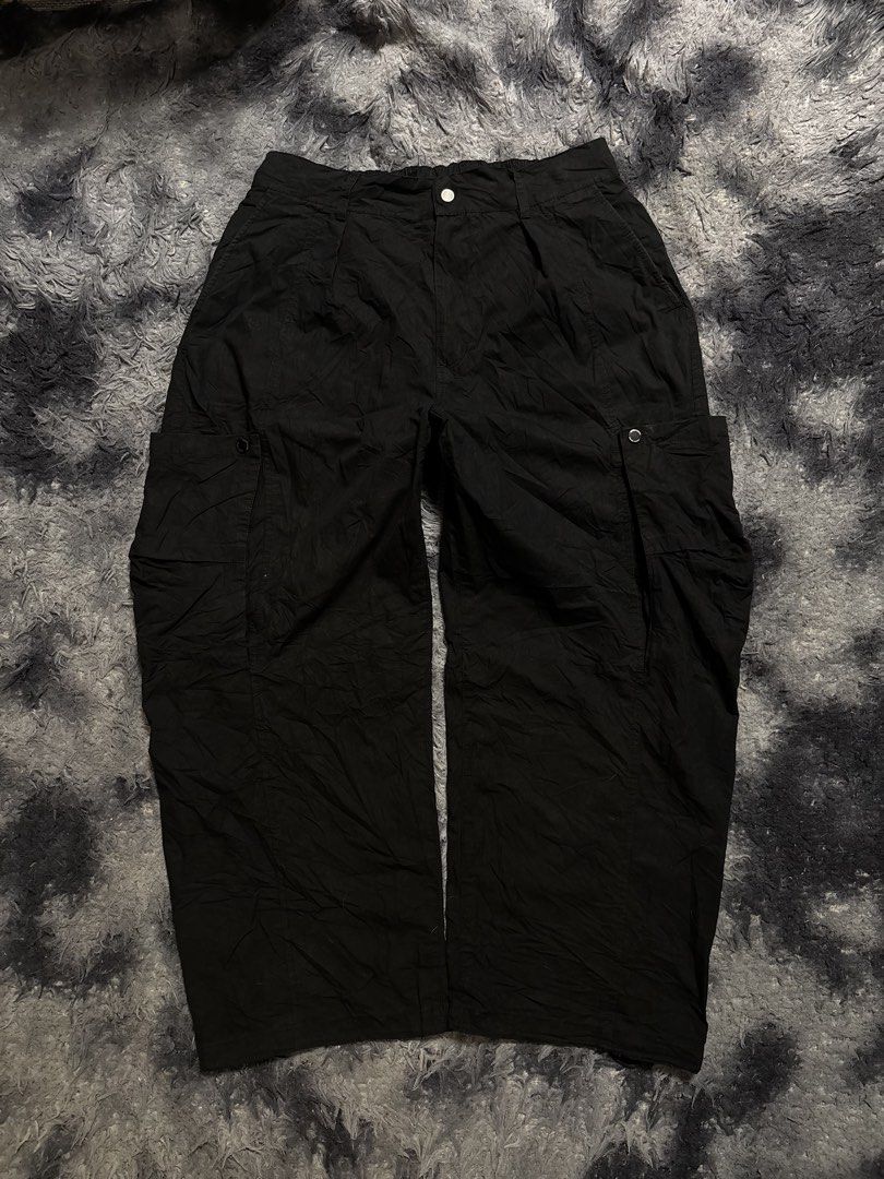 BLACK BAGGY CARGO PANTS (Category: Trousers) located in Manila. Submitted by aeronmaurcio (Listing ID 1467420914, Image 1). Description: BLACK BAGGY CARGO PANTS ISSUE: BROKEN BUTTON (CHECK PICS) W- 32 TO 38 THIGH- 15 L- 40 LEG OPENING- 10.8 .