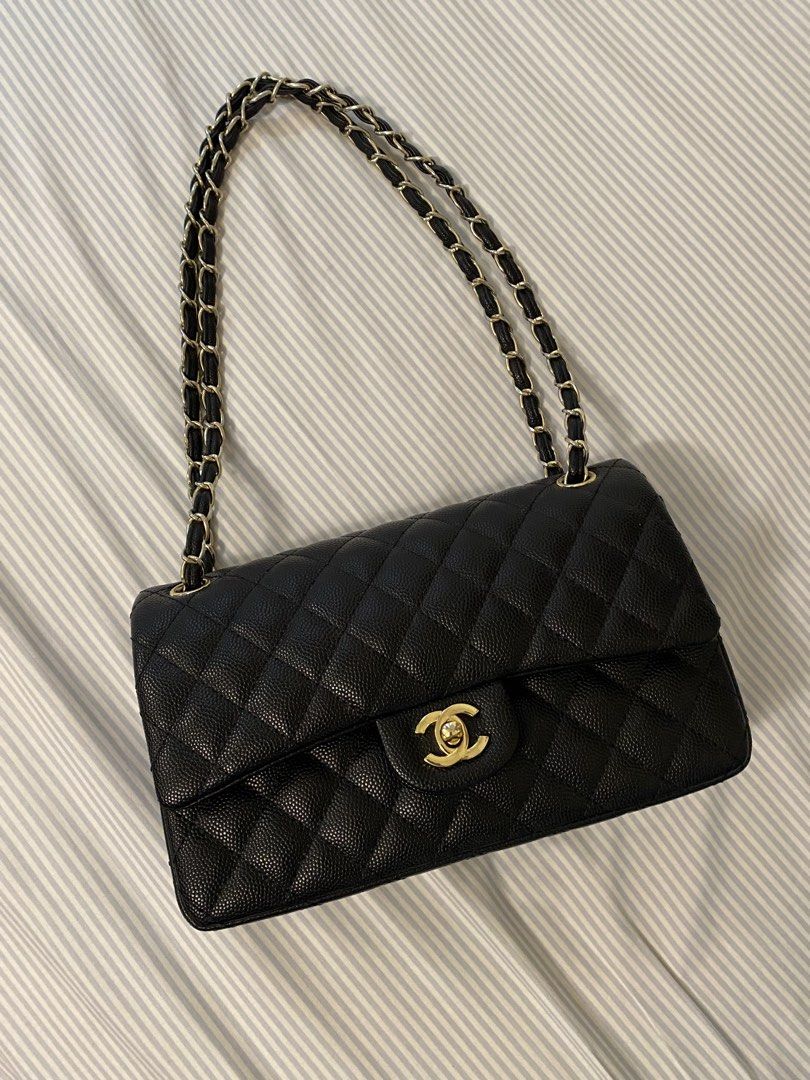 Chanel Black Classic Quilted Flap Bag (Category: Shoulder Bags) located in Makati City. Submitted by bottega_boi (Listing ID 1467547976, Image 1). Description: .