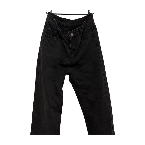 Black denim jeans size L (Category: Jeans) located in San Fernando. Submitted by lovingthings1 (Listing ID 1467440410, Image 2). Description: - Size: L (Model 368) 28 inches - Color: Solid black - Fit: High waist with straight leg cut - Details: Button closure and functional front pockets - Style: Simple basic denim, perfect for everyday casual outfits.