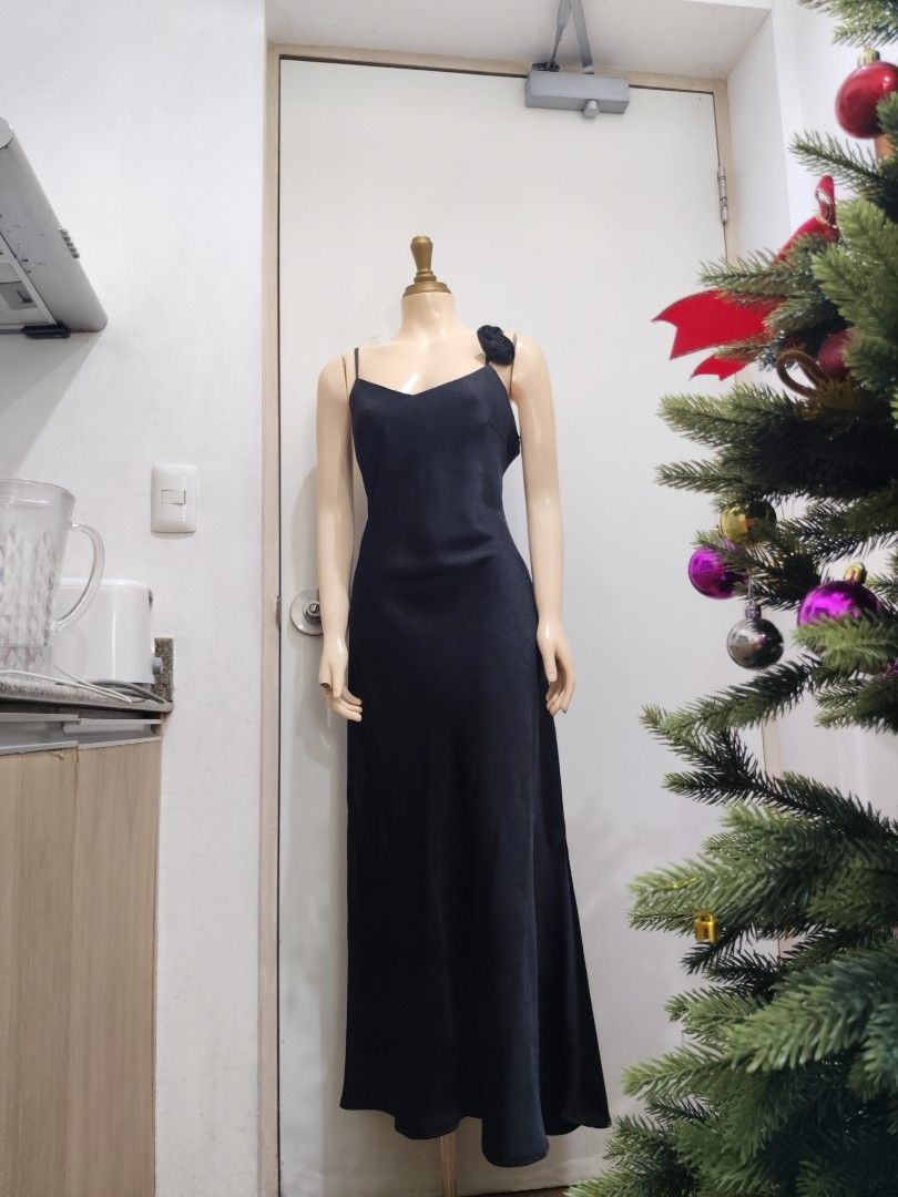 Black Dress (Category: Dresses) located in Manila. Submitted by deleonhann57311 (Listing ID 1467426157, Image 2). Description: Satin Black Dress with Rose design medium floor lenght.