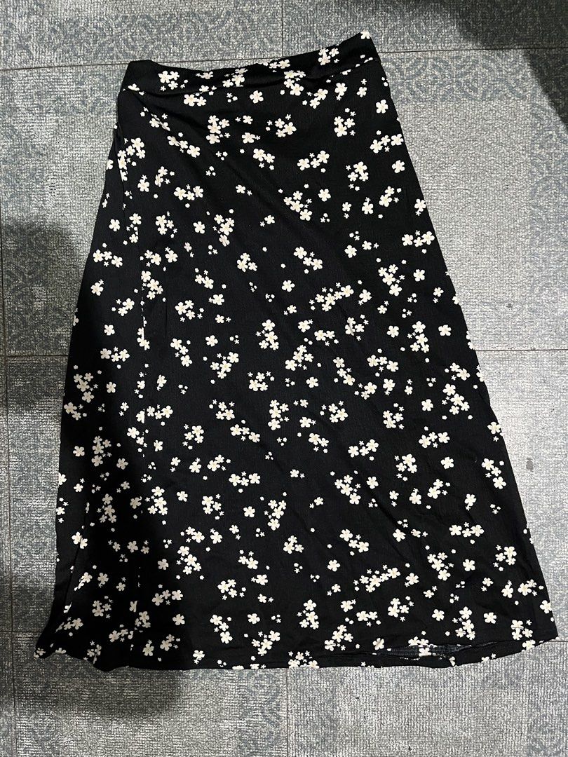 Black Floral Skirt (Category: Skirts) located in Manila. Submitted by rhiangastadora (Listing ID 1467498638, Image 1). Description: -Fits small to large (garterized ang waist).