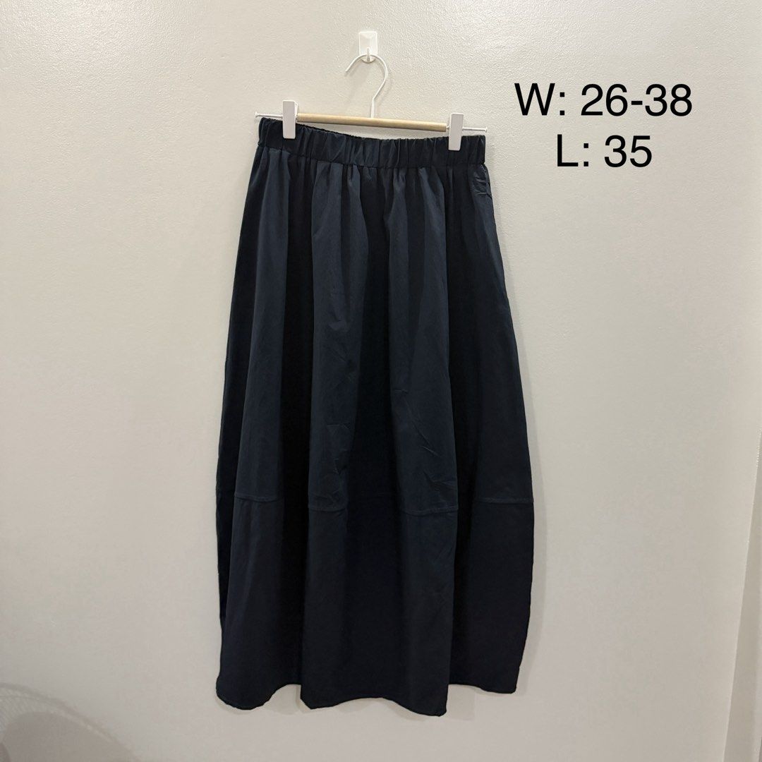 Black Long Elastic Waist Skirt (Category: Skirts) located in Rodriguez. Submitted by jrms23 (Listing ID 1467600434, Image 1). Description: - Color: Solid black - Waist: Elastic, stretches from 26 to 38 inches - Length: 35 inches - Design: Flowy silhouette with a stylish paneled hem detail - Versatile casual piece that effortlessly matches any top.