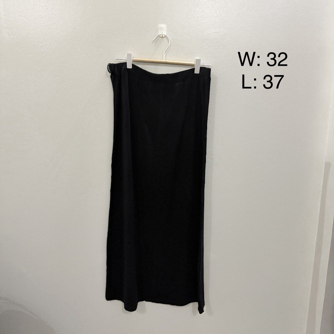 Black Maxi Skirt Long Straight Cut (Category: Skirts) located in Rodriguez. Submitted by jrms23 (Listing ID 1467600493, Image 1). Description: - Classic black maxi skirt with clean lines - Straight silhouette for a sleek look - Waist: 32 inches - Length: 37 inches - Easy to style for both casual and dressy outfits.