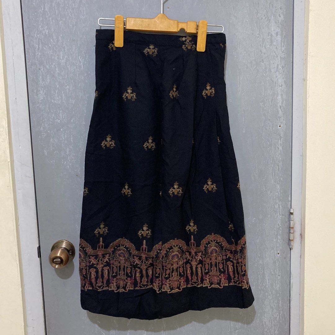 Black Midi Skirt (Category: Skirts) located in Quezon City. Submitted by lovelylittlepreloves (Listing ID 1467402535, Image 1). Description: .