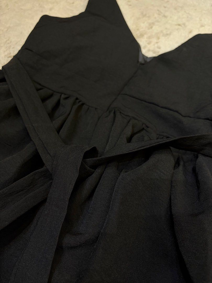 Black Mini Dress (Category: Dresses) located in Marikina City. Submitted by khayyyyyyy (Listing ID 1467538513, Image 2). Description: 🖤 ITEM: Little Black Belle Dress * Classic black mini dress with a flattering V-neckline * Sleeveless design with a defined waist and flowy skirt * Back zipper Your go-to little black dress. Simple, classy, and easy to style for any occasion. 🖤 📏 SIZE: Small Shoulder: 15” Length: 31” Waist: 28” Bust: 32” 🔥 SALE