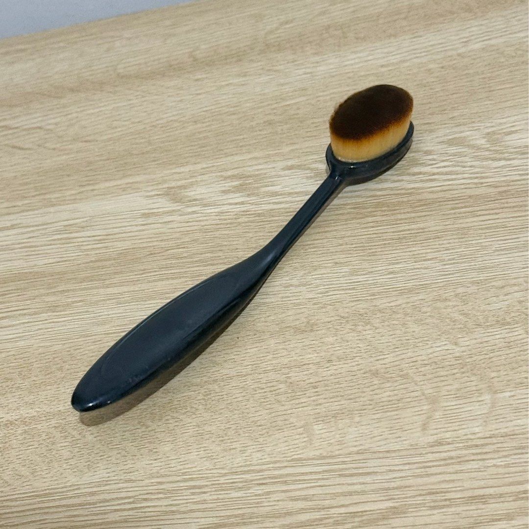 Black oval foundation blending makeup brush (Category: Makeup) located in Marikina City. Submitted by lovegoeson (Listing ID 1467421203, Image 1). Description: - Color: Sleek black with gradient brown and tan tips - Bristles: Dense, super soft synthetic fibers for a flawless finish - Handle: Long handle featuring a comfortable textured grip area - Versatility: Ideal for applying foundation, contour, or powder .