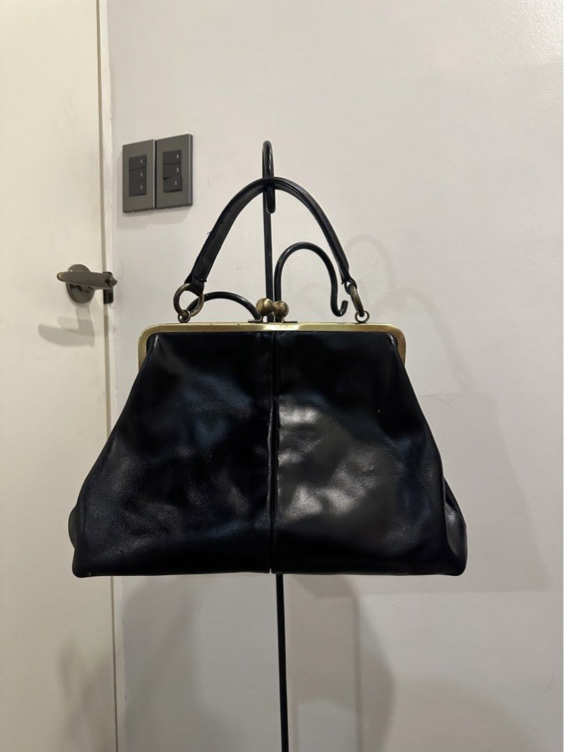 Black Shoulder bag (Category: Purses & Pouches) located in Paranaque City. Submitted by celinegab (Listing ID 1467498300, Image 1). Description: .