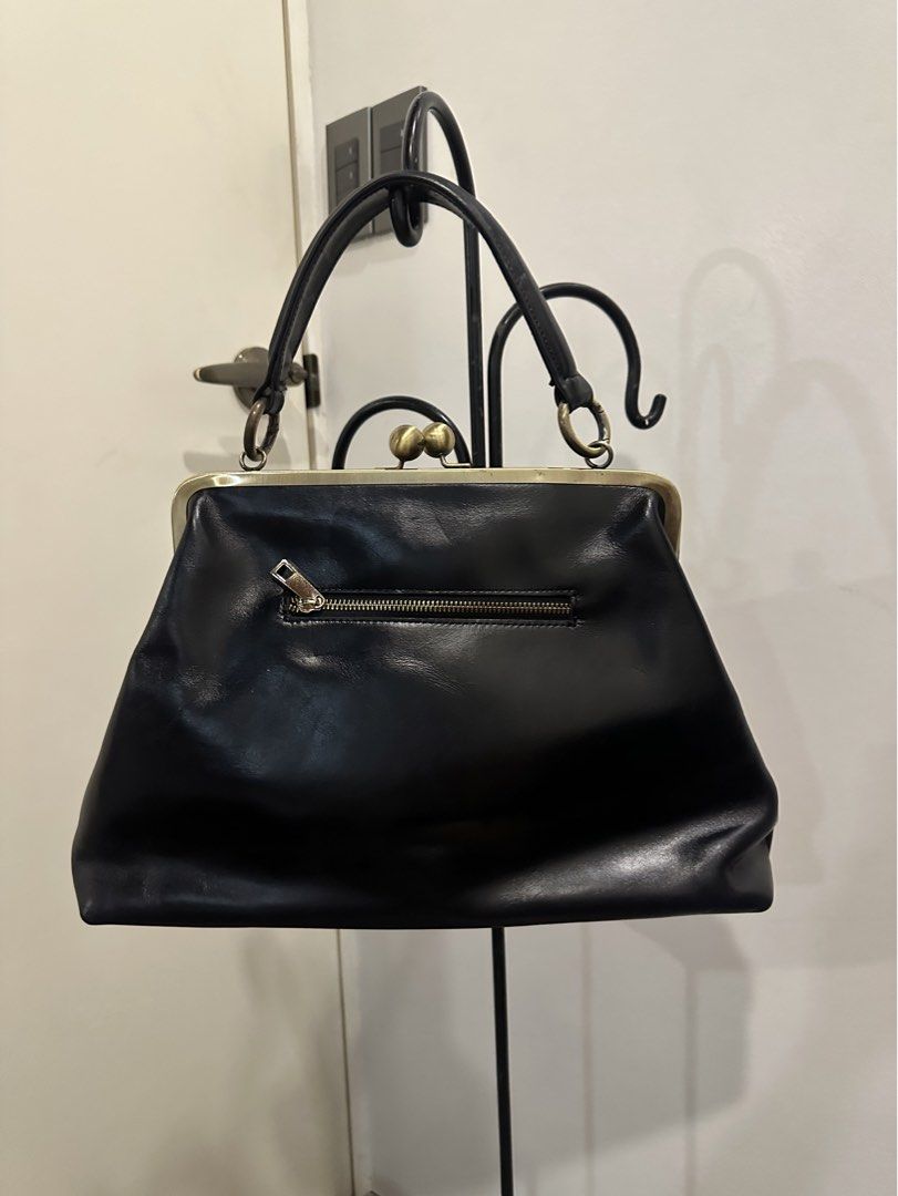 Black Shoulder bag (Category: Purses & Pouches) located in Paranaque City. Submitted by celinegab (Listing ID 1467498300, Image 2). Description: .