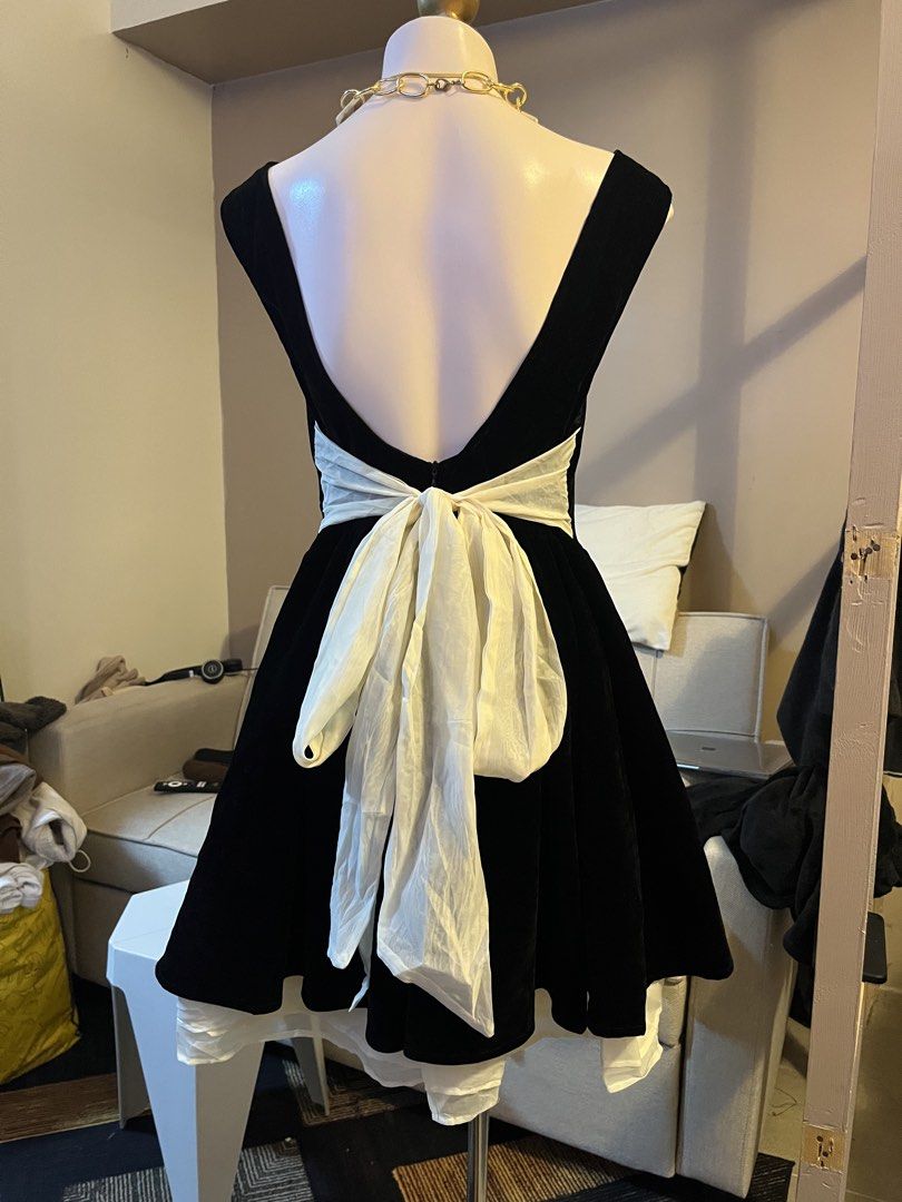 Black Velvet Dress with beige Bow (Category: Dresses) located in Cebu City. Submitted by harborclothing29 (Listing ID 1467511221, Image 2). Description: Sis! Selling this gorgeous Black Velvet Dress in Size L. Super classy sleeveless skater dress with a soft velvet texture and a cute peek-a-boo white petticoat hem. The best part is the massive white fabric bow sash at the back that gives it such a chic, elegant look! Perfect for parties, dates, o