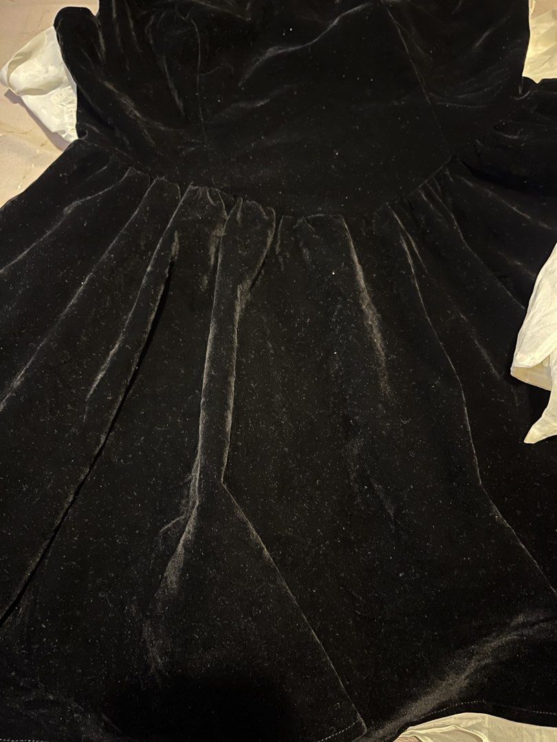 Black Velvet Dress with beige Bow (Category: Dresses) located in Cebu City. Submitted by harborclothing29 (Listing ID 1467511221, Image 3). Description: Sis! Selling this gorgeous Black Velvet Dress in Size L. Super classy sleeveless skater dress with a soft velvet texture and a cute peek-a-boo white petticoat hem. The best part is the massive white fabric bow sash at the back that gives it such a chic, elegant look! Perfect for parties, dates, o