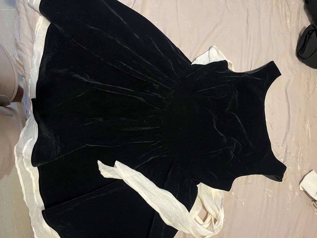 Black Velvet Dress with beige Bow (Category: Dresses) located in Cebu City. Submitted by harborclothing29 (Listing ID 1467511221, Image 1). Description: Sis! Selling this gorgeous Black Velvet Dress in Size L. Super classy sleeveless skater dress with a soft velvet texture and a cute peek-a-boo white petticoat hem. The best part is the massive white fabric bow sash at the back that gives it such a chic, elegant look! Perfect for parties, dates, o