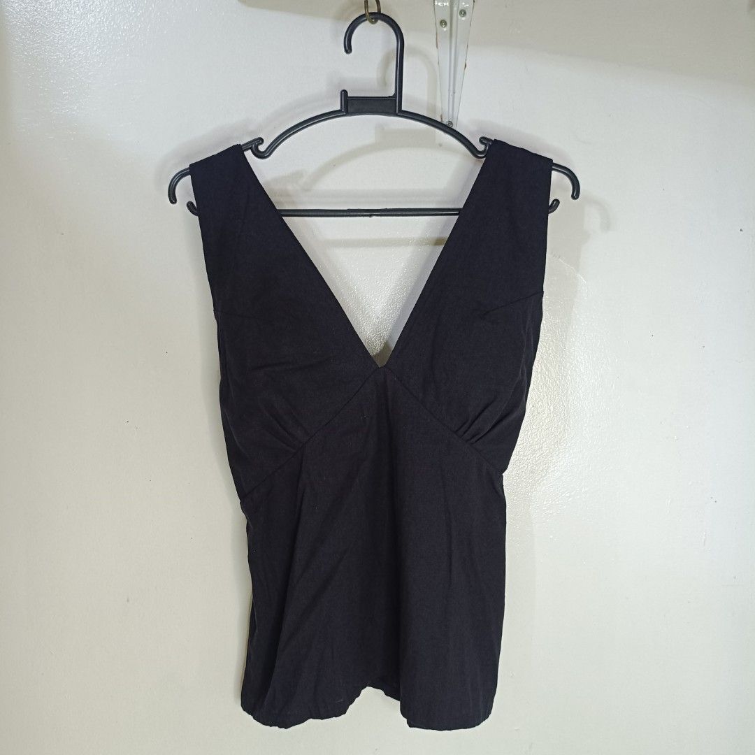 Black V-Neck Sleeveless Smocked Back Top (Category: Sleeveless) located in Santa Maria. Submitted by abclosetph (Listing ID 1467423960, Image 1). Description: medida size! bust: 24-30 length: 21 - unused - color may vary due to lighting - manage your expectations, these are preloved items..