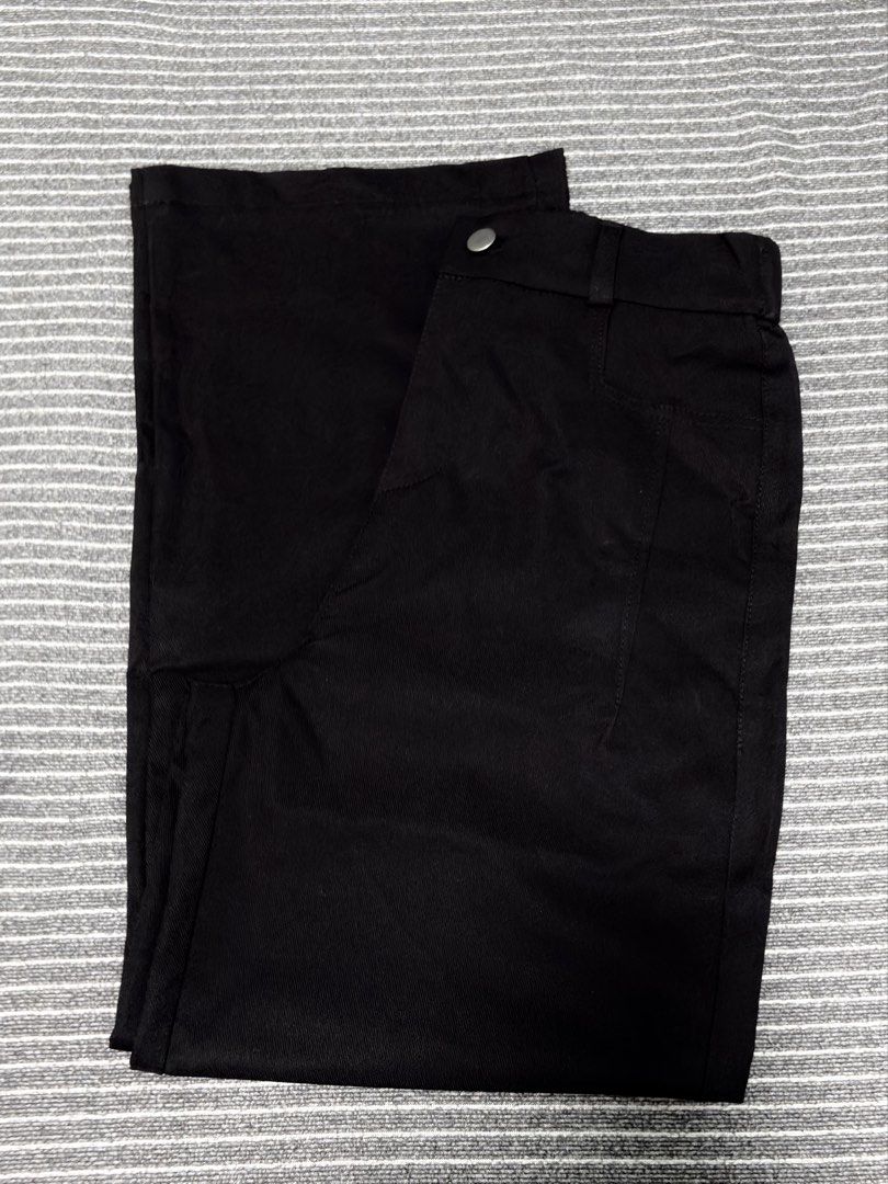 Black Wide Leg Casual Pants (Category: Jeans) located in Manila. Submitted by amara.archives (Listing ID 1467561283, Image 1). Description: DETAILS: •Small (Waistline 25-27) •Material : Soft Denim •Never Used! •Style: Simple and minimalist, perfect for effortless pairing with any top RFS: Decluttering / No longer used 📍Location: Project 6, Quezon City 💵 MOP: GCash / Bank Transfer NOTES: •First to pay = first to get the item •No cancellation aft