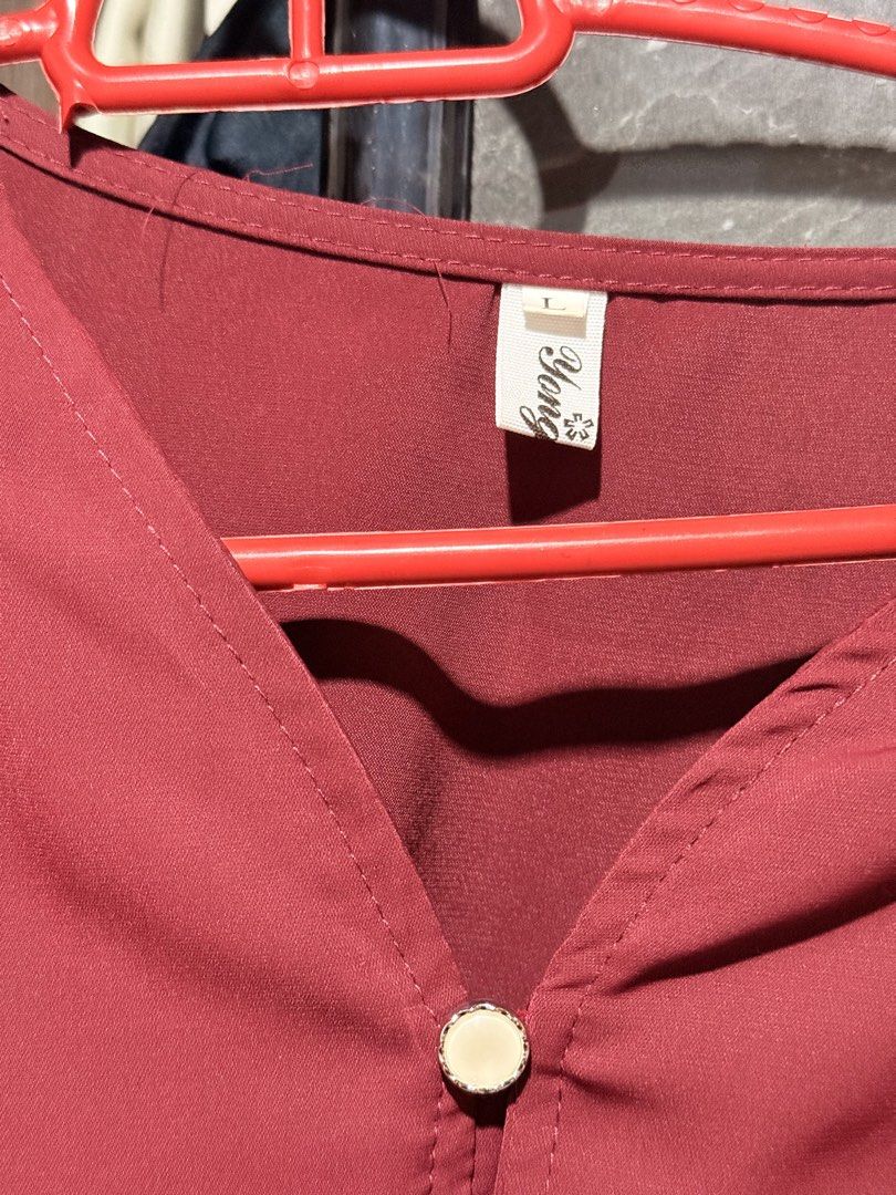 Blouse (Category: Blouses) located in Melaka Tengah. Submitted by suherahhhh (Listing ID 1467523549, Image 3). Description: Material- satin Warna- Red wine Hanya pakai sekali.