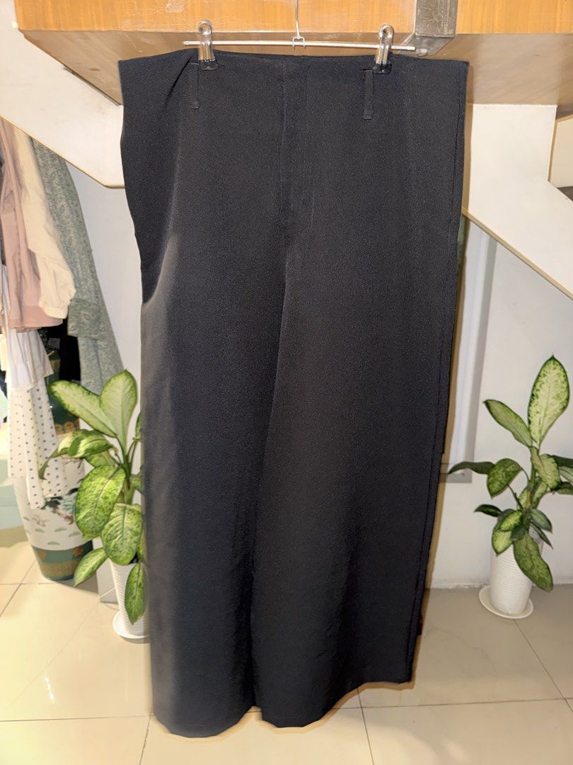 BM Suits Wide leg trousers (Category: Jeans) located in Manila. Submitted by clalala.fire (Listing ID 1467527900, Image 3). Description: - Bundle includes 4 versatile wide leg trousers - Colors: Beige, navy blue, black, and dark gray - High waist design with convenient belt loops - Smooth, lightweight fabric with great flow - Comfortable fit for daily wear, school, or office outfits - Message us to choose specific colors.