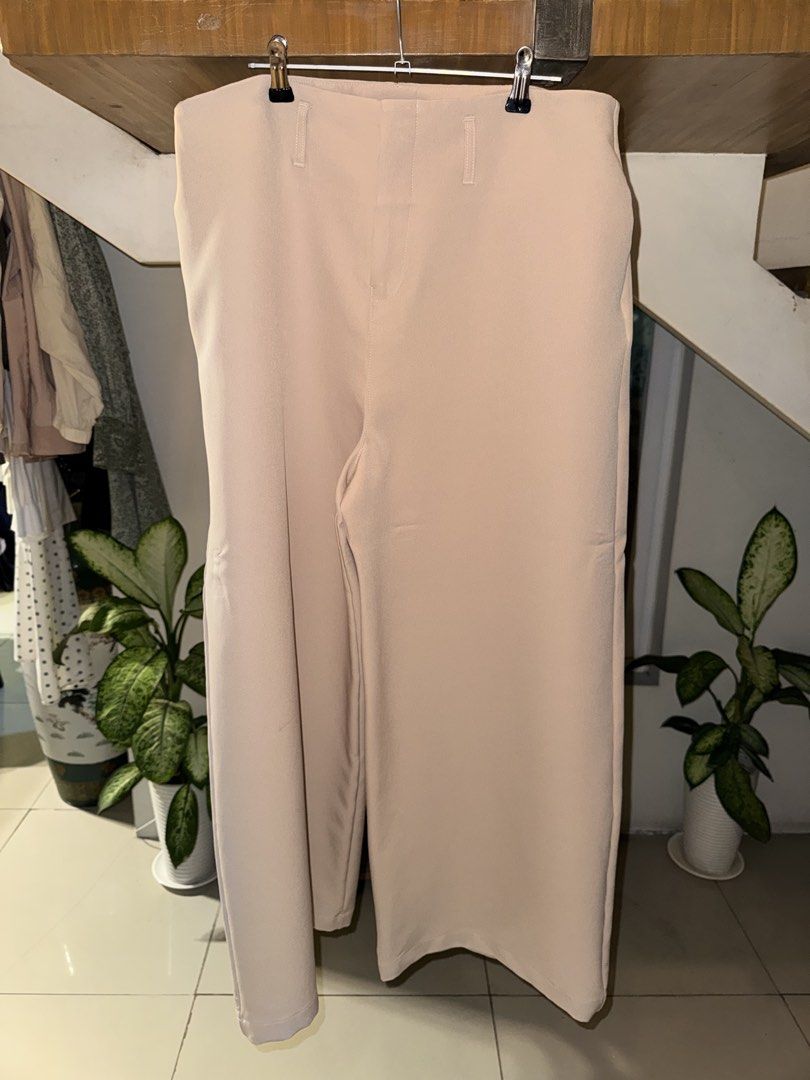 BM Suits Wide leg trousers (Category: Jeans) located in Manila. Submitted by clalala.fire (Listing ID 1467527900, Image 1). Description: - Bundle includes 4 versatile wide leg trousers - Colors: Beige, navy blue, black, and dark gray - High waist design with convenient belt loops - Smooth, lightweight fabric with great flow - Comfortable fit for daily wear, school, or office outfits - Message us to choose specific colors.