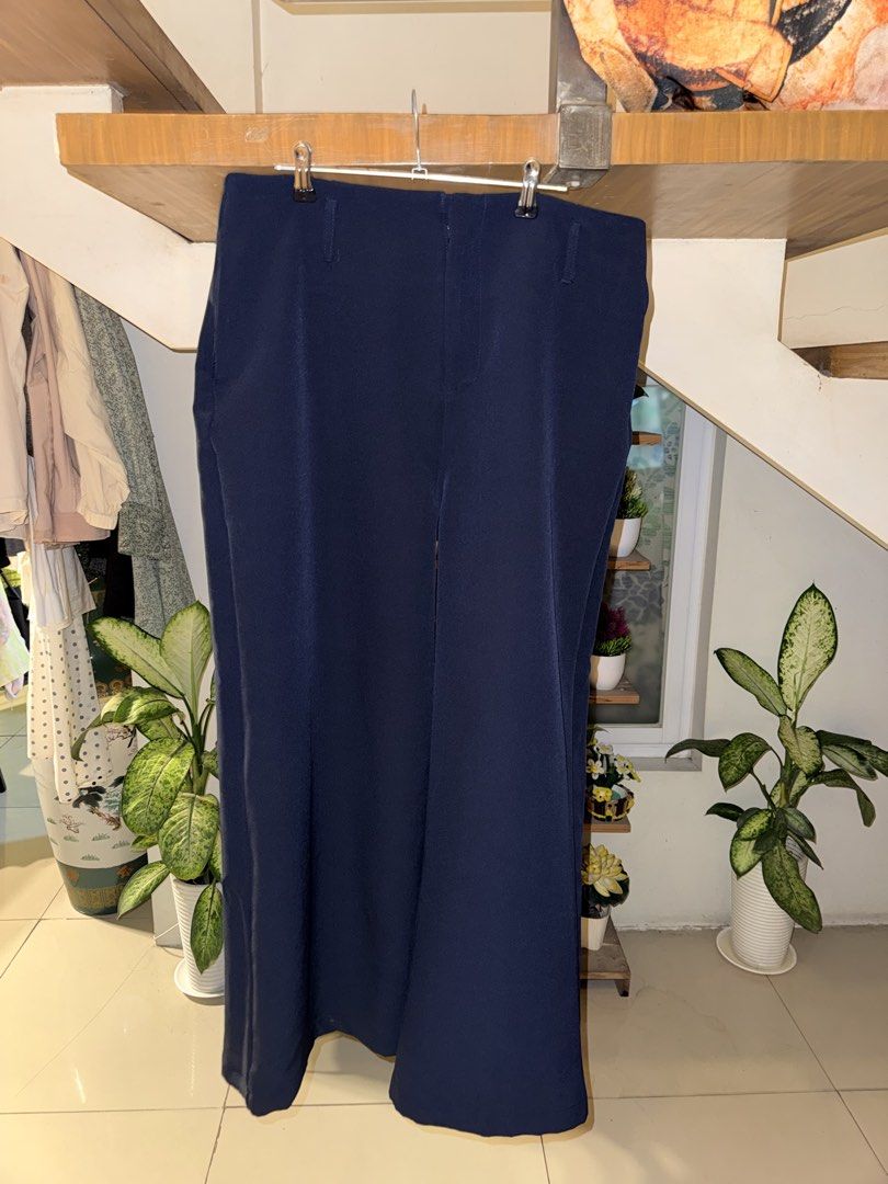 BM Suits Wide leg trousers (Category: Jeans) located in Manila. Submitted by clalala.fire (Listing ID 1467527900, Image 2). Description: - Bundle includes 4 versatile wide leg trousers - Colors: Beige, navy blue, black, and dark gray - High waist design with convenient belt loops - Smooth, lightweight fabric with great flow - Comfortable fit for daily wear, school, or office outfits - Message us to choose specific colors.