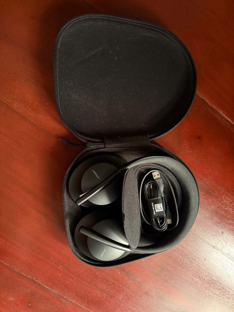 Bose Headphones (Category: Headphones & Headsets) located in Manila. Submitted by kcwfav (Listing ID 1467456315, Image 3). Description: Bose Noise Cancelling Headphones 700 (NC 700) Black Original Price: ₱9,000 (Negotiable) Selling my original Bose Noise Cancelling Headphones 700 (NC 700) in black. 🎧 Details: Brand: Bose Model: Noise Cancelling Headphones 700 Color: Black Type: Wireless over-ear headphones Includes: Headphones and carrying case 