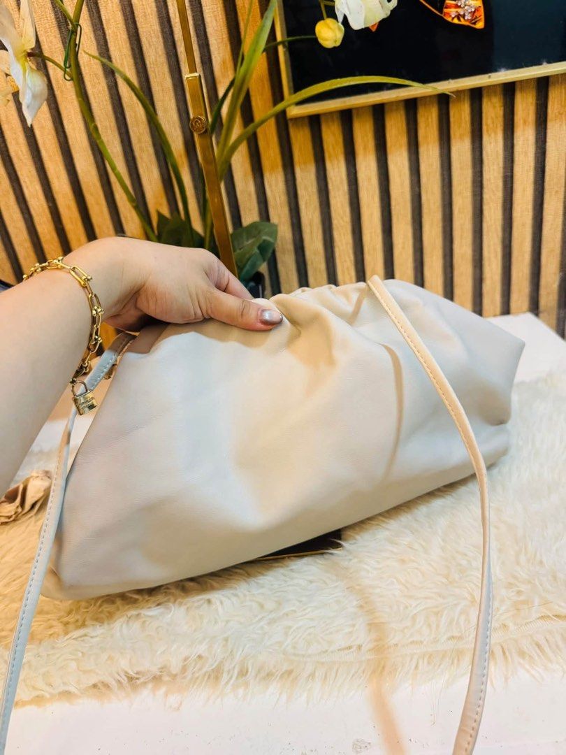 Bottega veneta (Category: Shoulder Bags) located in Lipa City. Submitted by thyra06 (Listing ID 1467413087, Image 3). Description: .