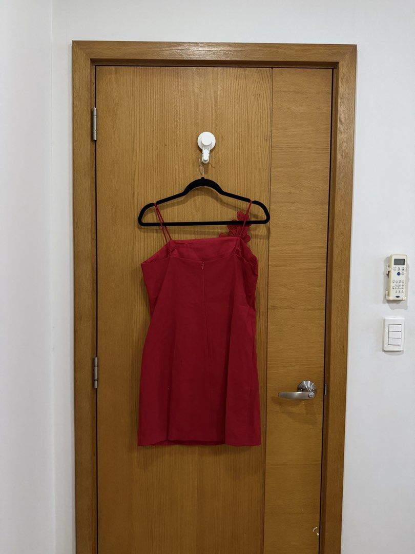(brand new) Mango Red Dress (Category: Dresses) located in Makati City. Submitted by miaco_ (Listing ID 1467404864, Image 2). Description: - mango, brand new - size large .