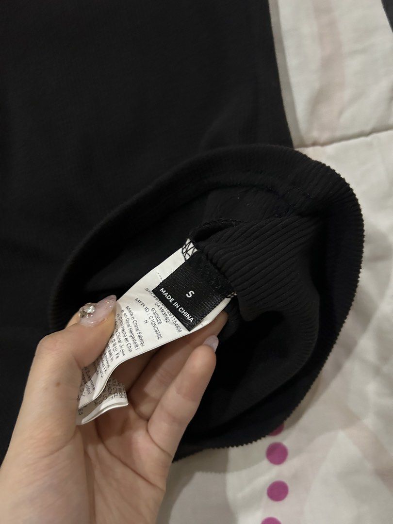 Brandnew Black ribbed top (Category: Others Tops) located in Pasig City. Submitted by chloelovespink (Listing ID 1467363683, Image 3). Description: MOP: GCASH/BPI MOD: GRAB/LALAMOVE/JNT/LBC Message for more information Buyer should shoulder delivery fee.