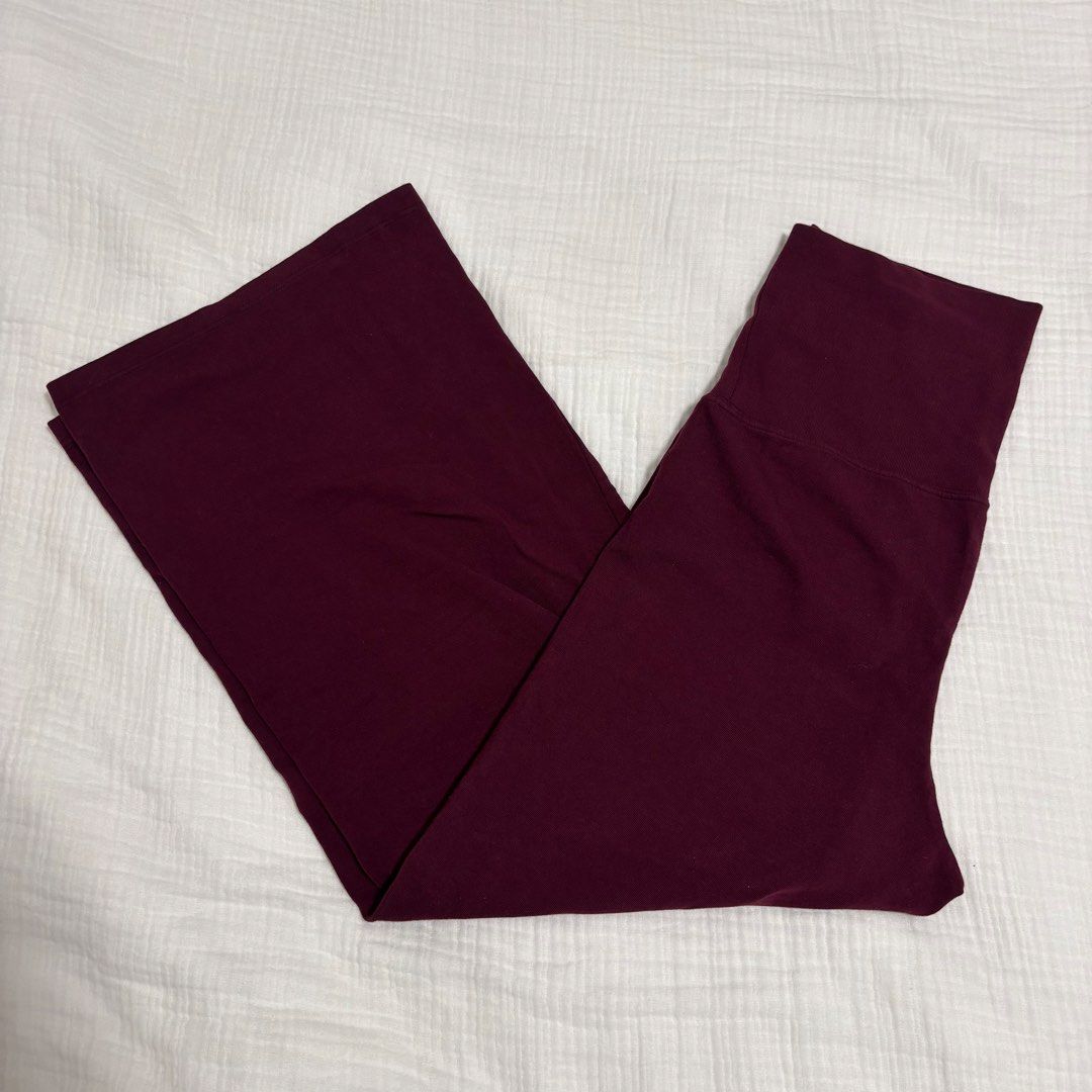 Brandy Melville Priscilla Capri Pants - Maroon (Category: Other Bottoms) located in Manila. Submitted by kndsccart (Listing ID 1463395343, Image 3). Description: brandy melville capri pants color: maroon brand new with tags stretchy material (xs-semi med) Soft cotton blend wide leg capri yoga pants with a fold-over waistband. Fabrics: 96% cotton 4% elastane Measurements: 7” (18cm) rise, 23” (58cm) inseam, 28” (71cm) waist (stretches) Mode of paym