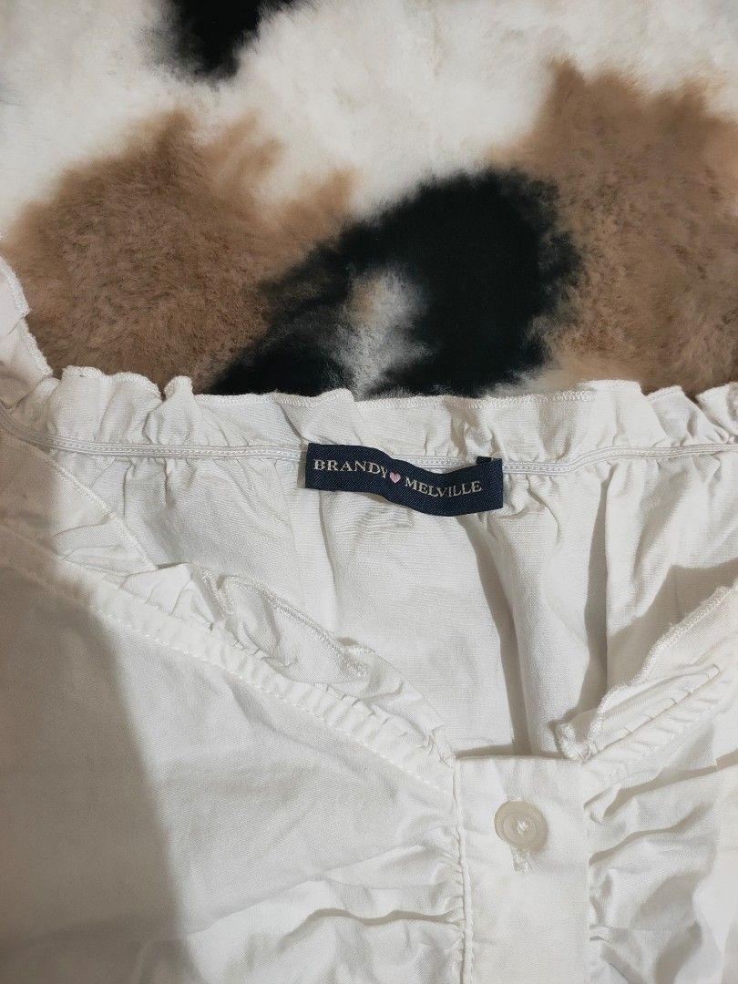 Brandy Melville top (Category: Blouses) located in Naga. Submitted by hikarifinds05 (Listing ID 1467404731, Image 2). Description: mine: 1,000 grab: 1,200 lock: 1,500 ( au & free sf) around luzon only! Flaw: see pics, pero iwash ko pa naman will update here.