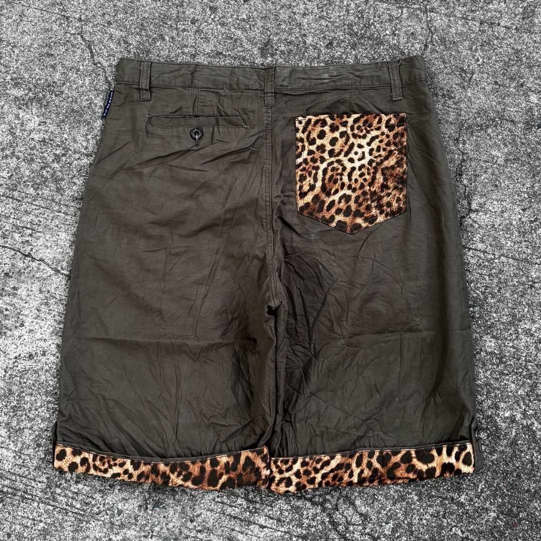 brown Ecko Unltd. chino shorts with a leopard (Category: Chinos) located in Malabon City. Submitted by colemi000 (Listing ID 1467489934, Image 1). Description: brown Ecko Unltd. chino shorts with a leopard Size 36! ColorR 10/10! Dimes 19.5W 26 12.5LO - Inches! No issue -Limit your expectation,the item are thrifted. Please be noted. that shipping fee is not included malabon location! 💸.