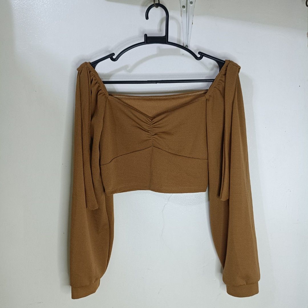 Brown Puff Long Sleeve Crop Top (Category: Longsleeves) located in Santa Maria. Submitted by abclosetph (Listing ID 1467421532, Image 1). Description: medida size! bust: 29-30 length: 13 - unused - color may vary due to lighting. - manage your expectations..