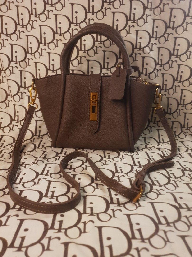 Brown purse bag with sling (Category: Purses & Pouches) located in San Fernando. Submitted by retro.district. (Listing ID 1467524230, Image 1). Description: Decluttering bags RFS: MOM NEEDS TO FREE UP SOME SPACE IN HER CLOSET - Random brown purse with sling - Condition: Excellent (Rank A) - No issue - Color Rate: 9.5/10.