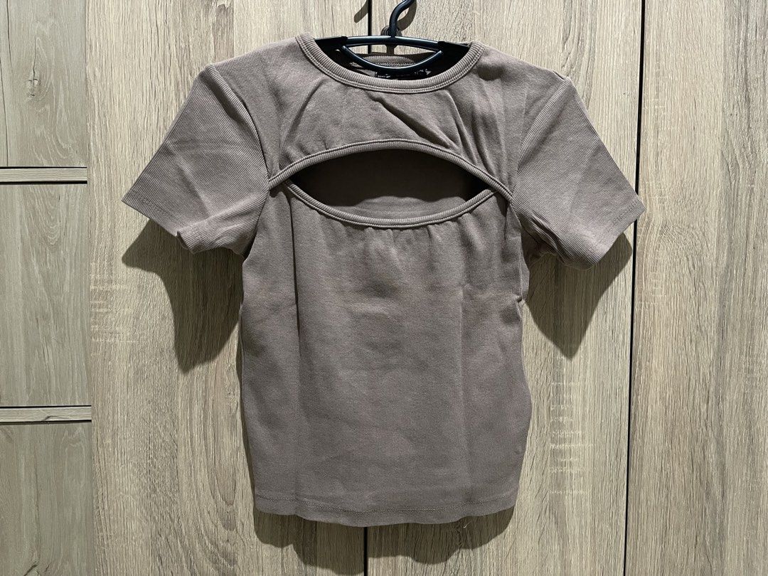 Brown Ribbed Cut-Out Short Sleeve Top (Category: Sleeveless) located in Manila. Submitted by preloveditems_jem (Listing ID 1467530769, Image 3). Description: Brown ribbed cropped top with short sleeves and a chic chest cut-out. Made of soft stretch material, worn only a couple of times..