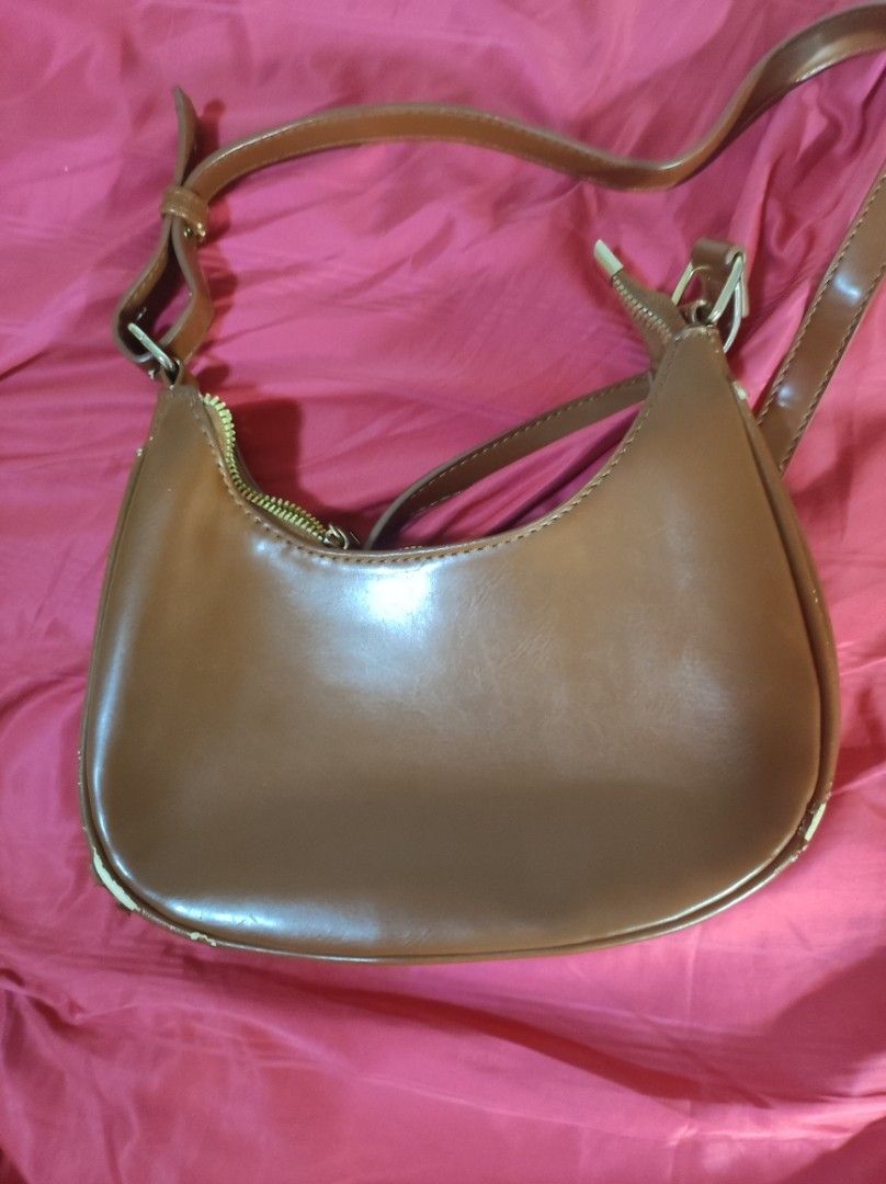 Brown Shoulder / Body bag (Category: Luxury Bags & Wallets) located in Bocaue. Submitted by jessdcluters (Listing ID 1467488588, Image 2). Description: .
