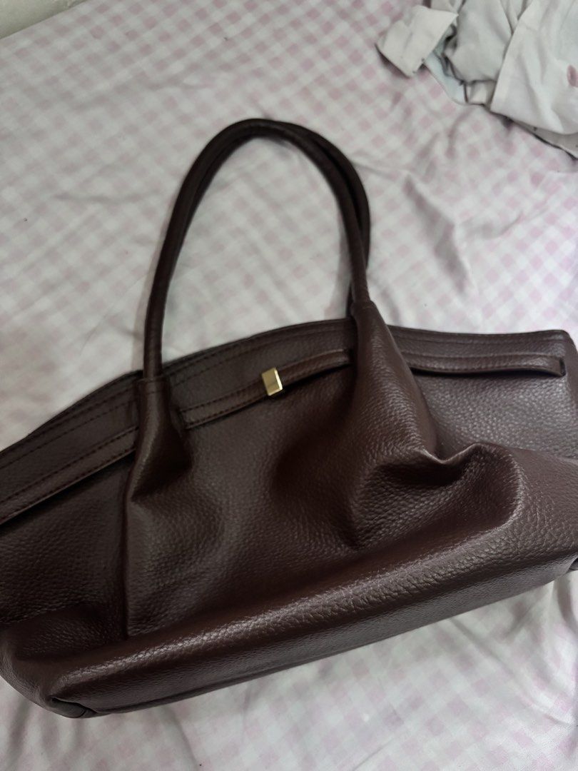 brown h&m shoulder bag (Category: Shoulder Bags) located in Manila. Submitted by iyahpreloved_ (Listing ID 1467406419, Image 3). Description: h&m replica brown bag super nice & no issue at all.