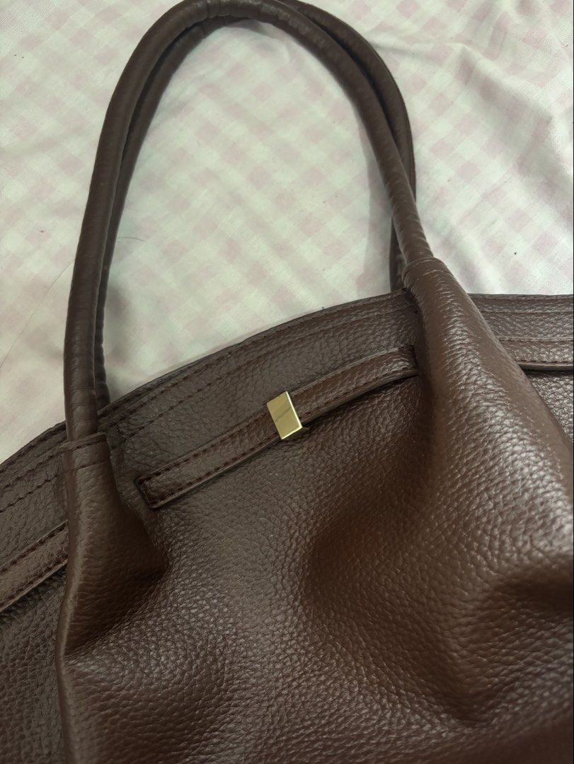 brown h&m shoulder bag (Category: Shoulder Bags) located in Manila. Submitted by iyahpreloved_ (Listing ID 1467406419, Image 2). Description: h&m replica brown bag super nice & no issue at all.
