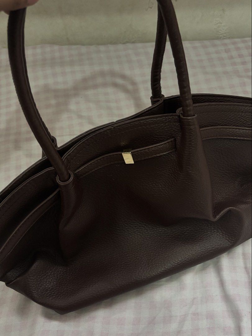 brown h&m shoulder bag (Category: Shoulder Bags) located in Manila. Submitted by iyahpreloved_ (Listing ID 1467406419, Image 1). Description: h&m replica brown bag super nice & no issue at all.