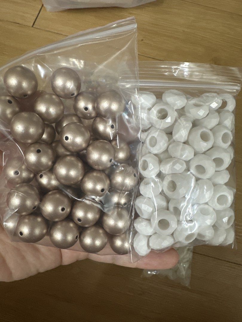 Bundle Beads (Category: Craft Supplies & Tools) located in Singapore. Submitted by sharahishi (Listing ID 1467437280, Image 4). Description: All for $8.