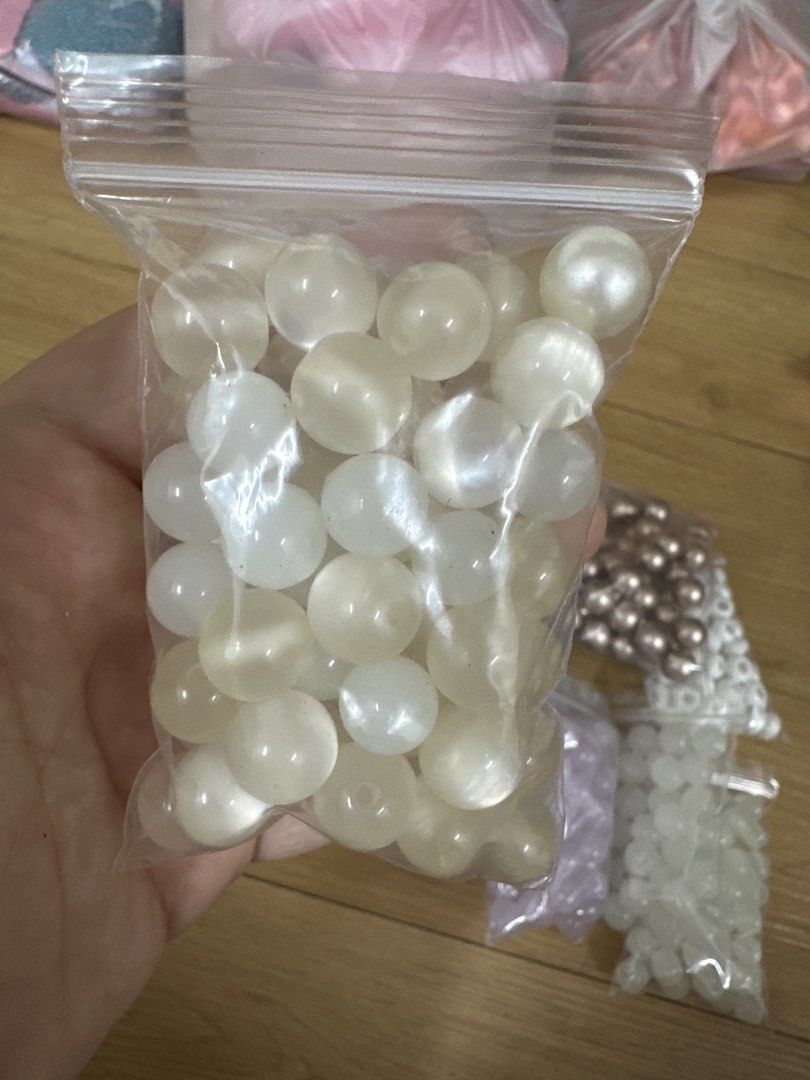 Bundle Beads (Category: Craft Supplies & Tools) located in Singapore. Submitted by sharahishi (Listing ID 1467437280, Image 8). Description: All for $8.