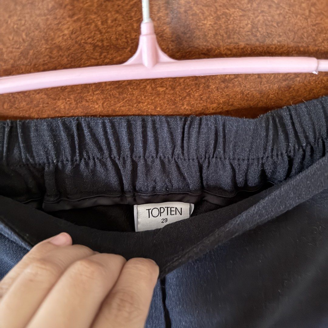 Bundle Penshoppe & TopTen Pants Size 29-30" (Category: Jeans) located in Davao. Submitted by keirousel (Listing ID 1467386740, Image 3). Description: - Bundle of 2 comfy everyday pants - Both feature comfortable stretch waistbands for easy all-day wear - Versatile casual staples that are easy to mix, match, and style.