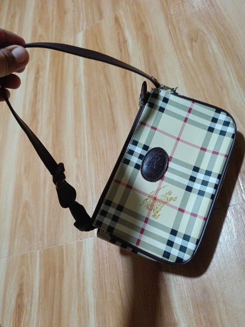 burberry (Category: Shoulder Bags) located in Manila. Submitted by jheizkiehi39708 (Listing ID 1467517317, Image 3). Description: excellent no issue length 9 height 5.5.