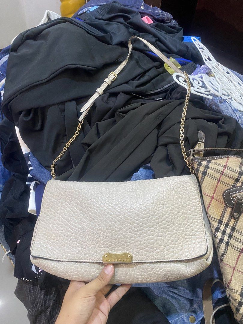 Burberry sling bag (Category: Shoulder Bags) located in Legazpi City. Submitted by dimas_loot (Listing ID 1467580326, Image 1). Description: No issue Sling bag Thrifted 2k.