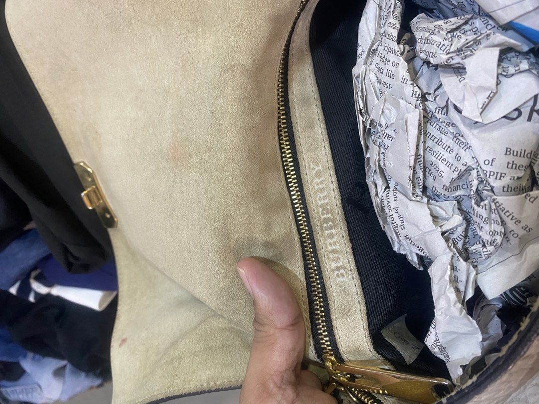 Burberry sling bag (Category: Shoulder Bags) located in Legazpi City. Submitted by dimas_loot (Listing ID 1467580326, Image 3). Description: No issue Sling bag Thrifted 2k.