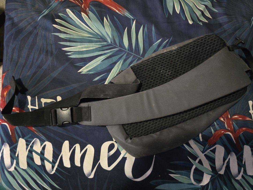 CabinZero Classic 11L Crossbody Bag Grey (Category: Sling Bags) located in Taytay. Submitted by kaboomerangle (Listing ID 1467421355, Image 3). Description: Message me for your offers.