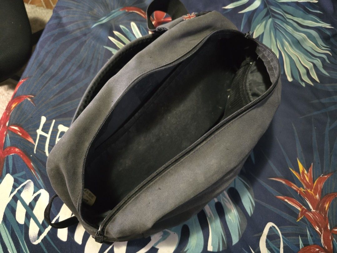 CabinZero Classic 11L Crossbody Bag Grey (Category: Sling Bags) located in Taytay. Submitted by kaboomerangle (Listing ID 1467421355, Image 2). Description: Message me for your offers.